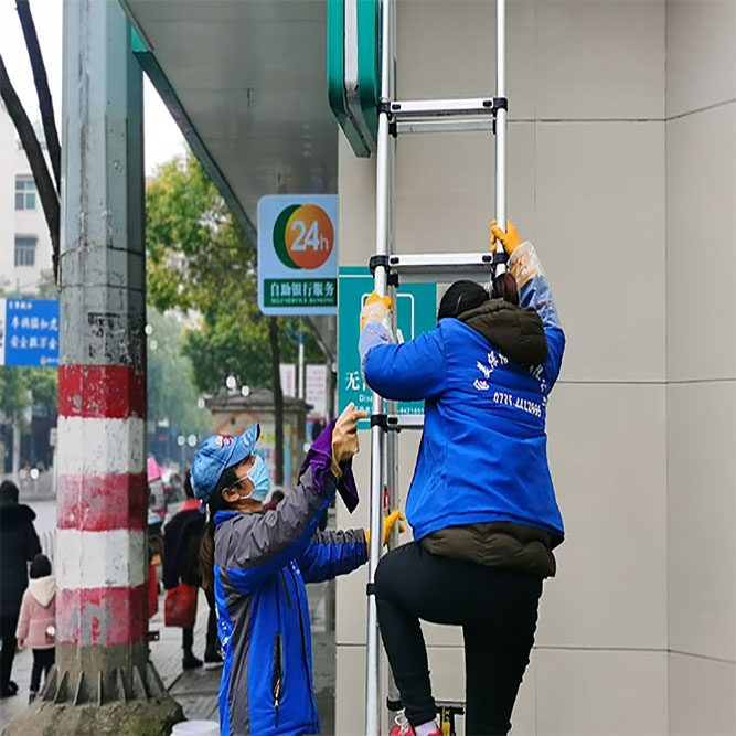 員工風采-農業銀行清洗地區招牌門頭保養